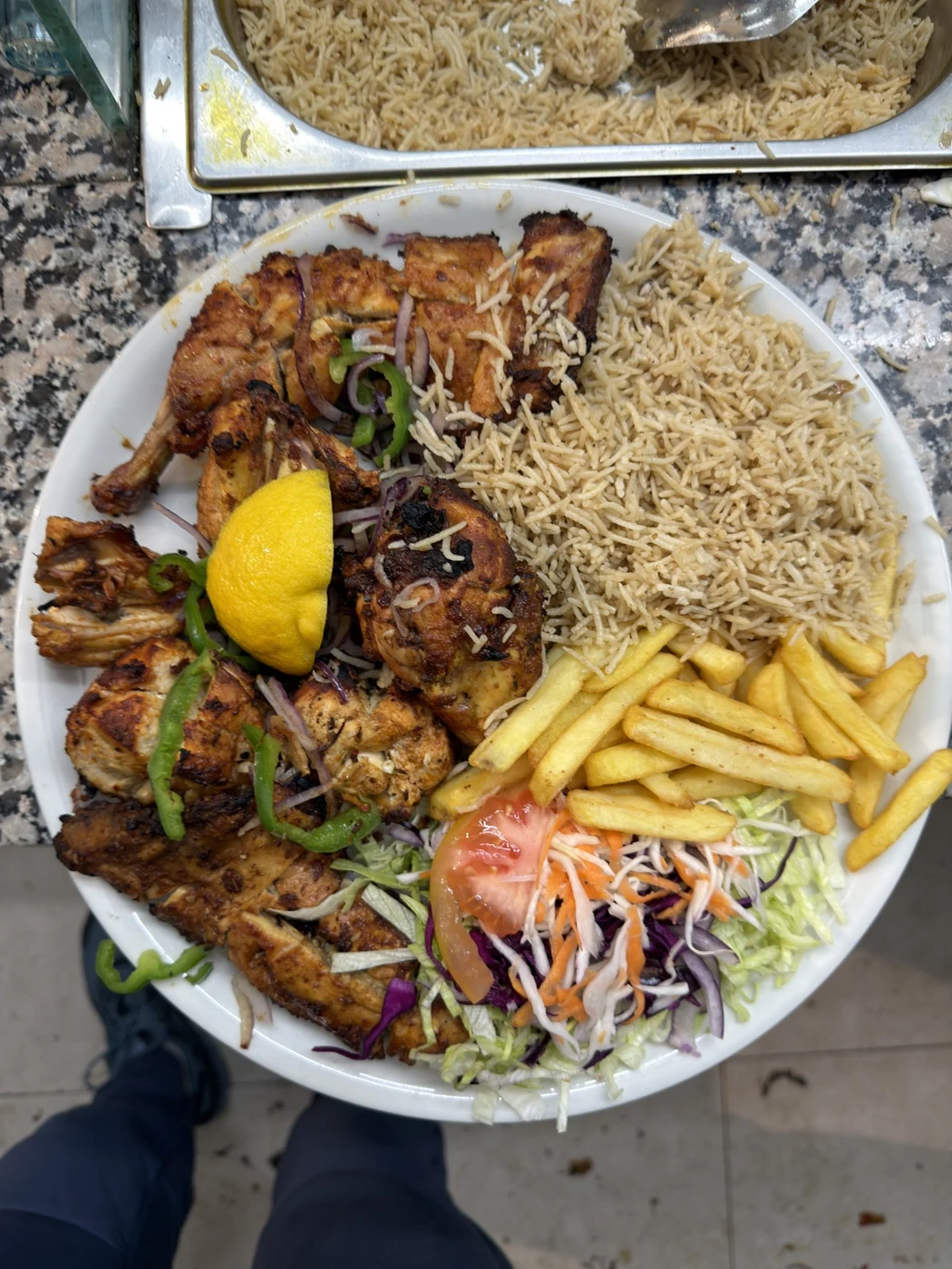 Pollo a la brasa y guarniciones en nuestra cocina